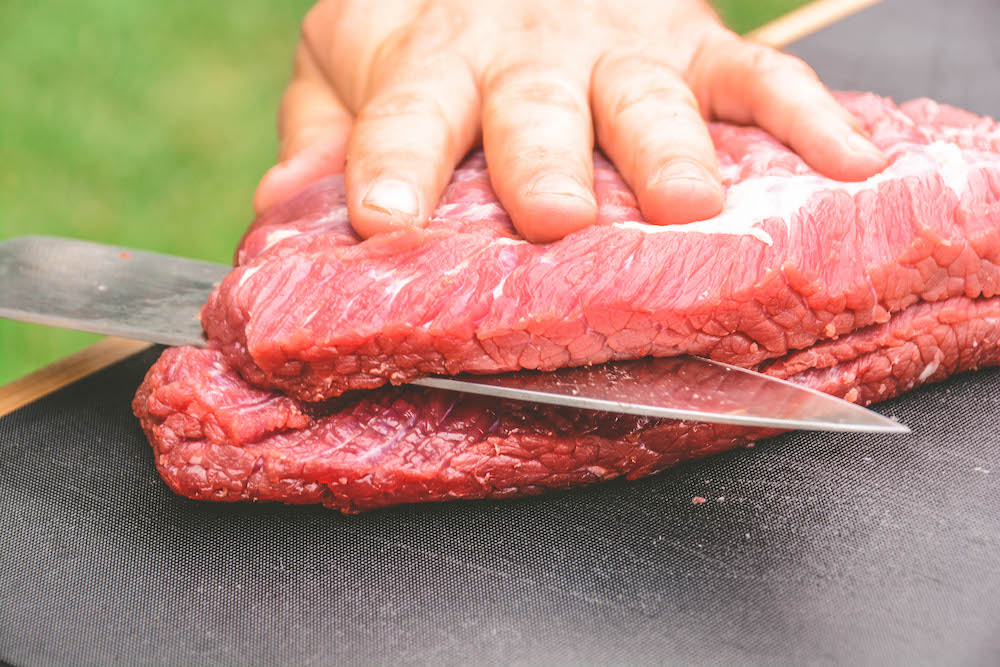 Flank Steak parieren - Grill Mythen: Fleisch hat kein Blut enthalten, maximal Fleischsaft