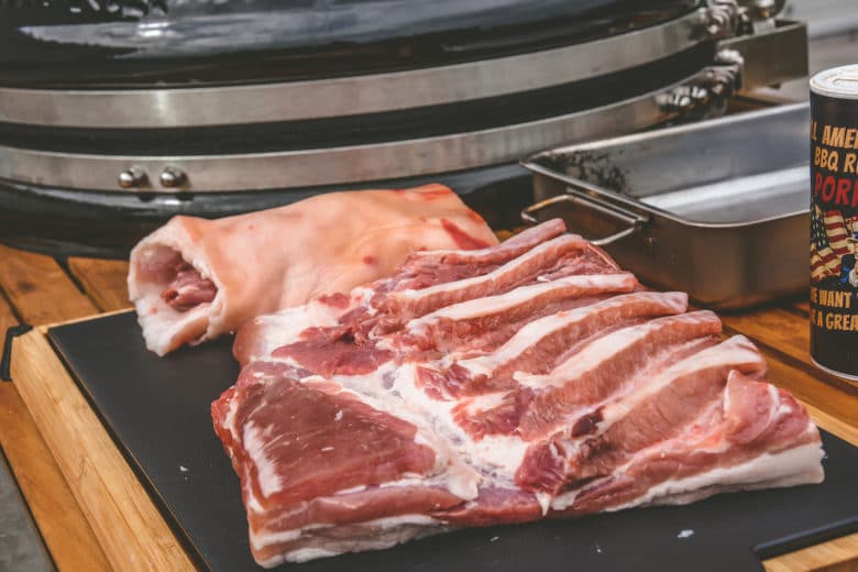 Wichtig bei der Auswahl für Pork Belly Burnt Ends: der Schweinebauch soll nicht zu fett sein