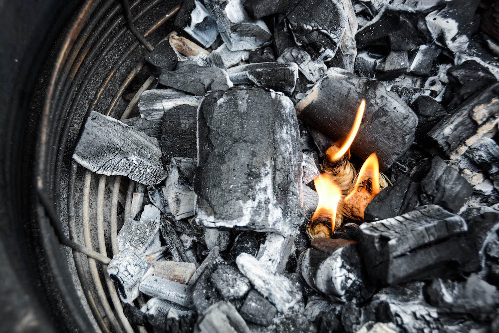 Grillmethoden im Vergleich - Anfeuern vom Monolith Keramikgrill 