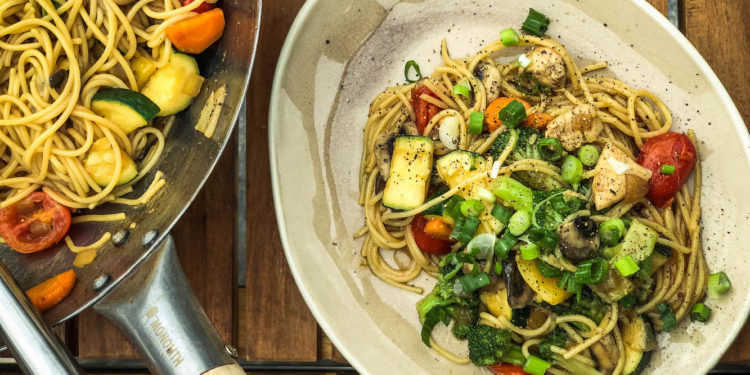 Wok vom Grill - lecker, leicht & abwechslungsreich unsere Asiapfanne - wok am keramikgrill 038 Kopie e1565615605302 - 1