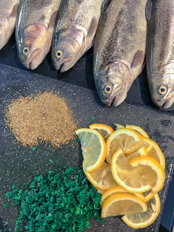 Frische Regenbogenforelle für den Grill 