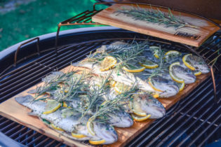 Gegrillte Regenbogenforelle von der Holzplanke - lachsforelle grillen 15 - 6