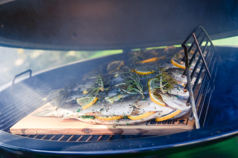 Gegrillte Regenbogenforelle von der Holzplanke - lachsforelle grillen 18 - 10