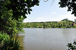 Bernsteinsee gegenüber Lodge