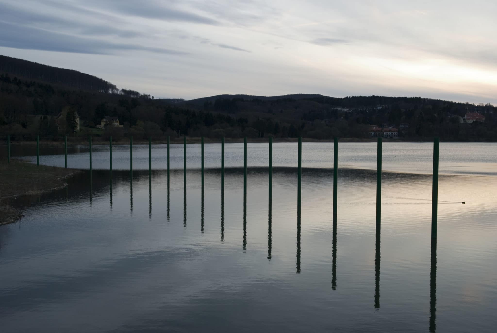 Der Wienerwaldsee in der Abenddämmerung