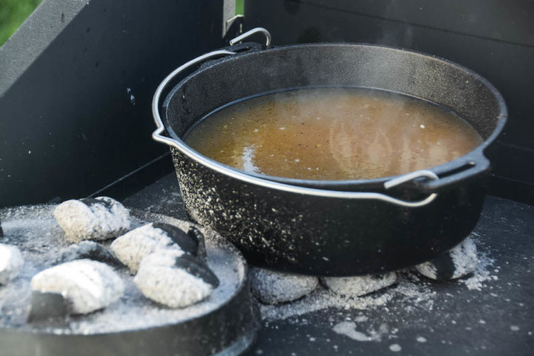 Risotto Zubereitung im Feuertopf 