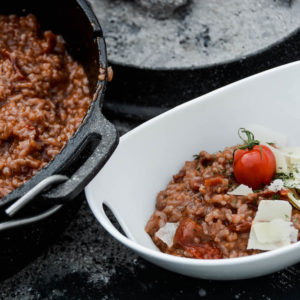 Spanische Paella mit Huhn, Shrimps & Chorizo - tomatenrisotto dutchoven 012 - 16