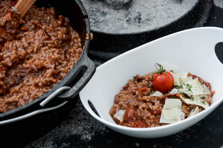 Cremiges Tomatenrisotto im Dutch Oven zubereitet - tomatenrisotto dutchoven 012 - 29