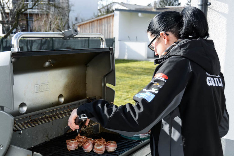 Geräucherte Onion Cheddar Moinkballs - Onion moink balls indirekt grillen - 18