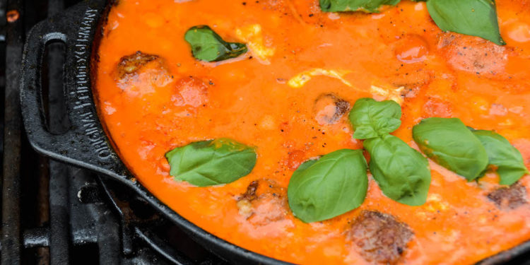 Fleischbällchen in Tomatensauce mit Mozzarella