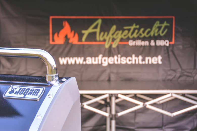 Bedruckte Seitenwand mit dem Aufgetischt - Grillen & BBQ Logo