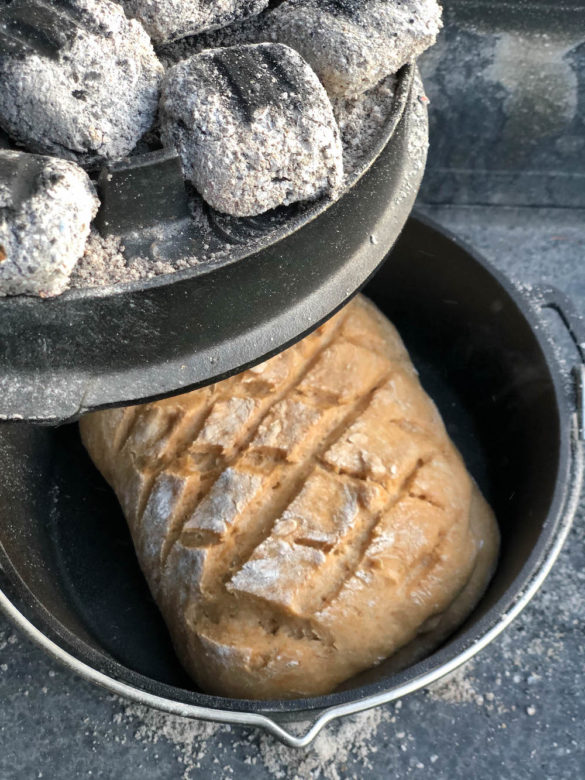 Joghurtbrot im Dutch Oven gebacken