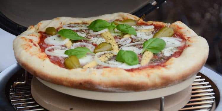 Big Pizza Wie Lange Backen Pan Pizza mit Käserand vom Grill | aufgetischt.net