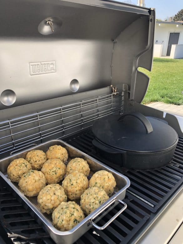 Serviettenknödel zu den Rindsrouladen direkt am Grill zubereitet