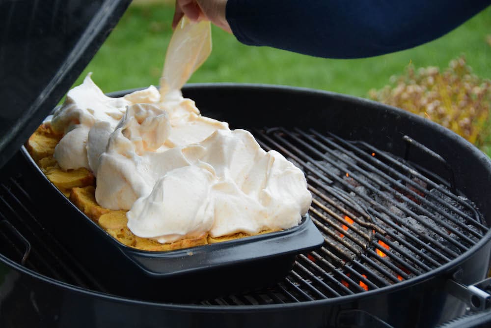 Scheiterhaufen vom Grill mit Schneehaube