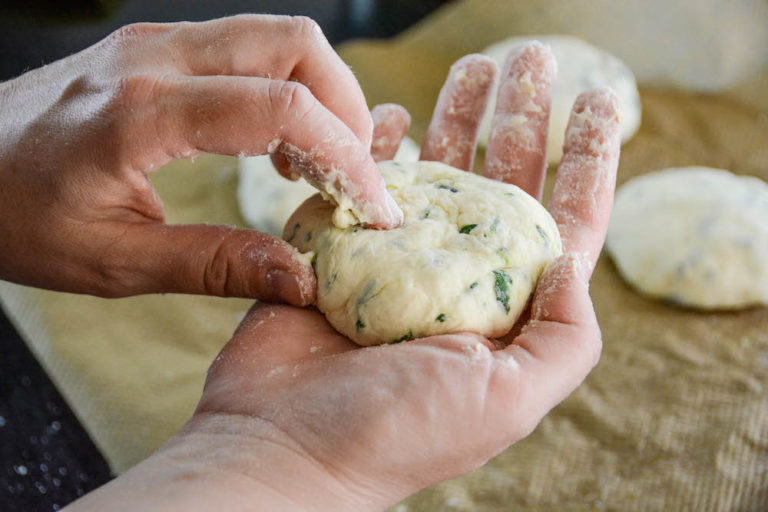 Fluffige Bärlauchweckerl vom Grill - baerlauchweckerl selbstgebacken 02 - 14