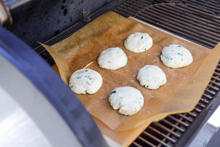 Fluffige Bärlauchweckerl vom Grill - baerlauchweckerl selbstgebacken 05 - 16