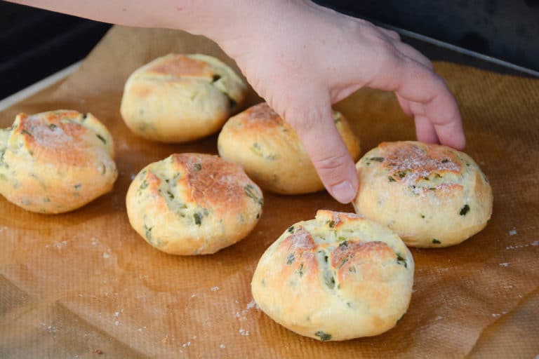 Frische Weckerl am Pizzastein gebacken