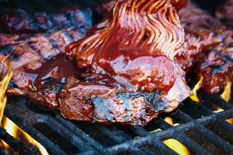 Das typische Moppen von Fleischstücken beim Barbecue