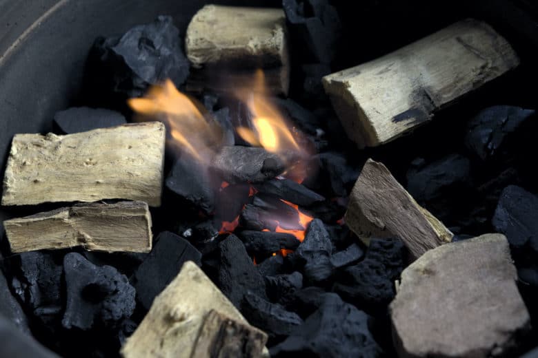 Wood Chunks zum Räuchern von Fleisch im BBQ Smoker