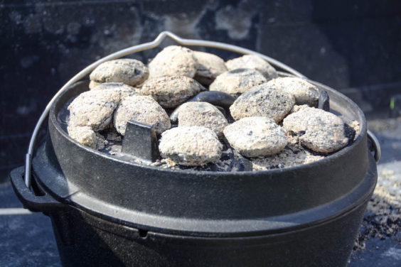 Gefüllte Paprika im Dutch Oven schmoren lassen