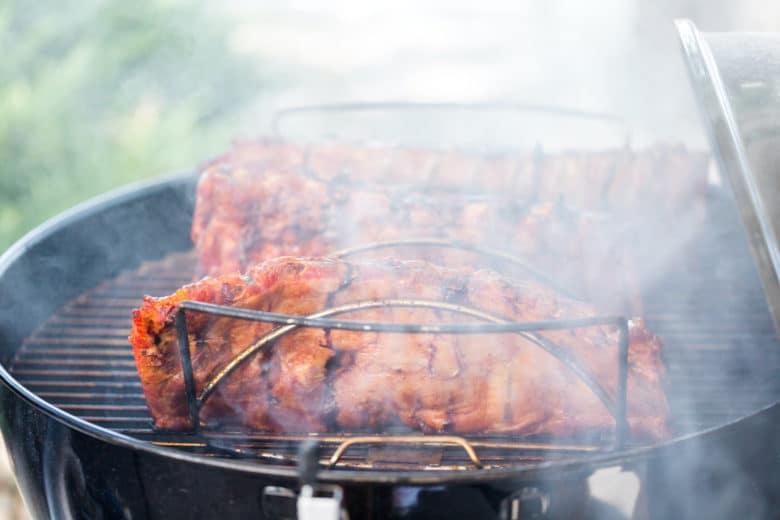 Kugelgrill Smoker mit Kohlering Einsatz und Diffusorplatte von Weber, Kugelsmoker Einsatz von Grillrost.com oder Smokenator