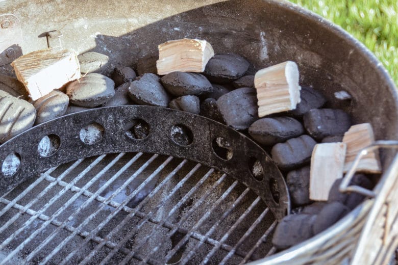 Holz Chunks auf dem Minion Ring zum konstanten Räuchern