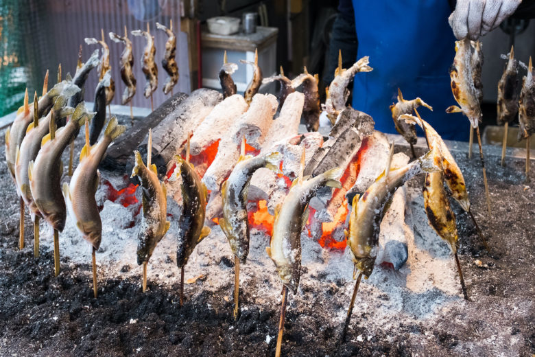 In Bayern und Österreich traditionell: der Steckerlfisch am offenen Feuer gegrillt