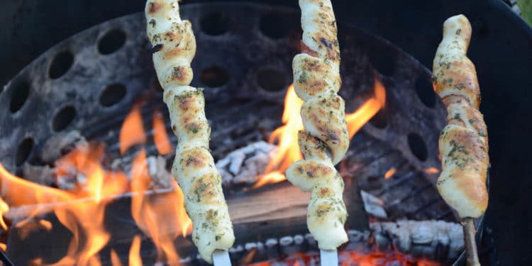 Perfektes Stockbrot vom Lagerfeuer - Aufgetischt.net
