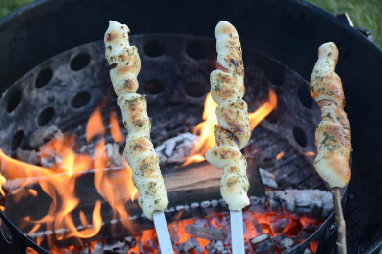 Stockbrot mit Speck am Lagerfeuer - Grillgeräte & Campingzubehör