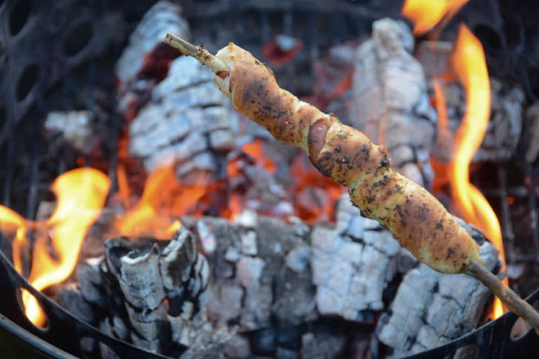 Leckeres Stockbrot vom Lagerfeuer