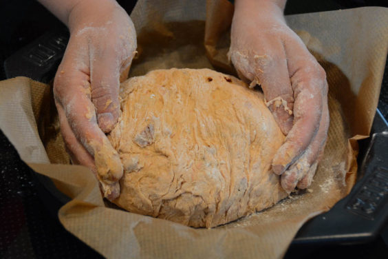 knuspriges italienisches Tomatenbrot am Grill gebacken