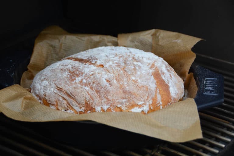 knuspriges italienisches Tomatenbrot am Grill gebacken