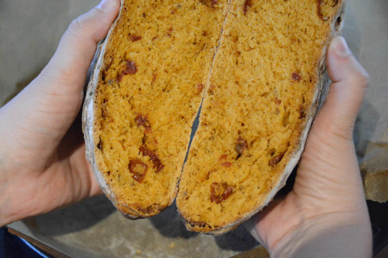 knuspriges italienisches Tomatenbrot am Grill gebacken