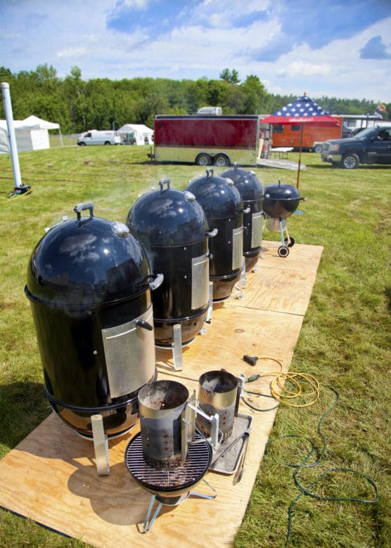 Weber Smokey Mountain Wassersmoker beim Barbecue