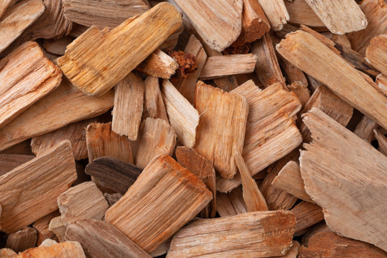 Holzchips zum Räuchern von Fleisch beim Barbecue