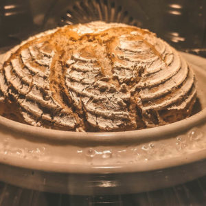 Brot backen in der Keramikform mit Wasserrinne