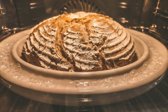 Brot backen in der Keramikform mit Wasserrinne