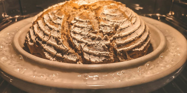Brot backen in der Keramikform mit Wasserrinne