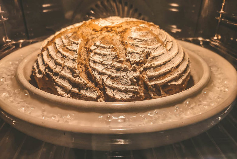 Brot backen in der Keramikform mit Wasserrinne