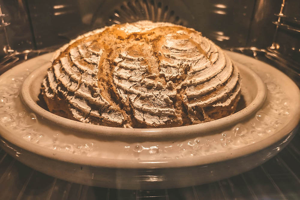 Brot backen mit Dampf im Backrohr