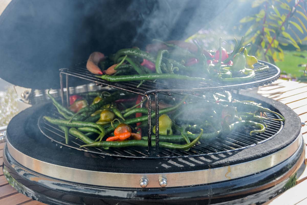 Chilis trocknen & räuchern im Monolith LeChef Keramikgrill