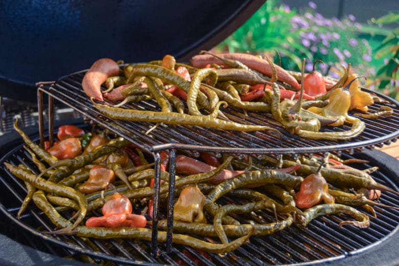 Chilis trocknen & räuchern - mitten im Trocknungsvorgang am Monolith LeChef Keramikgrill 