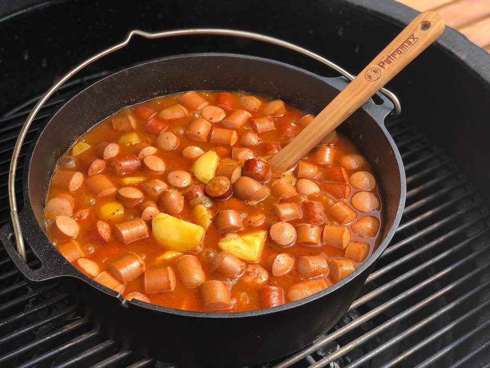 Frisches Erdäpfelgulasch / Kartoffelgulasch aus dem Dutch Oven 