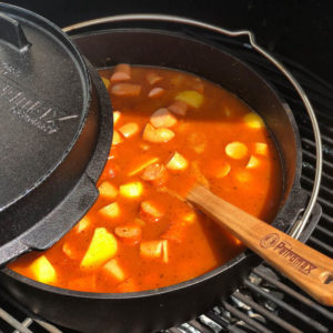 Kartoffelgulasch bzw. Erdäpfelgulasch aus dem Dutch Oven