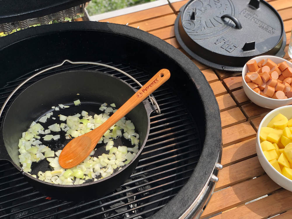 Zwiebel anschwitzen fürs Erdäpfelgulasch / Kartoffelgulasch im Dutch Oven 