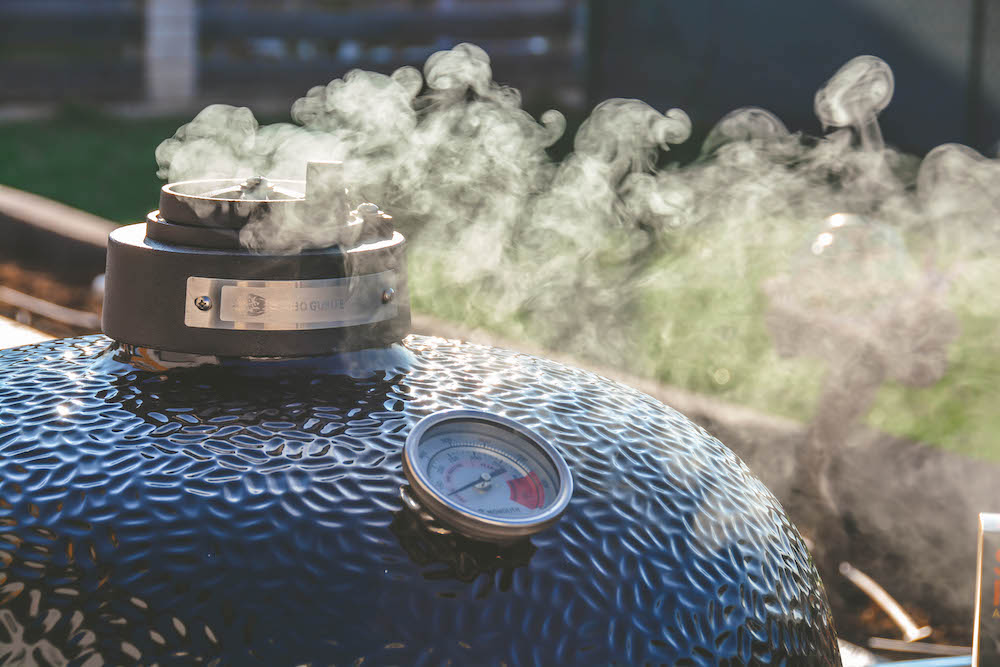 Unser Monolith Le Chef Keramikgrill während dem Smoken - Top 10 Grillmethoden