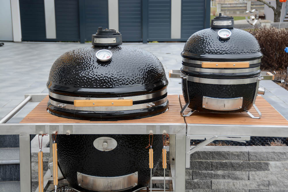 Unser Monolith LeChef BBQ Guru Edition mit dem kleinen Neuzugang dem Monolith Icon - unsere beiden Keramikgrill