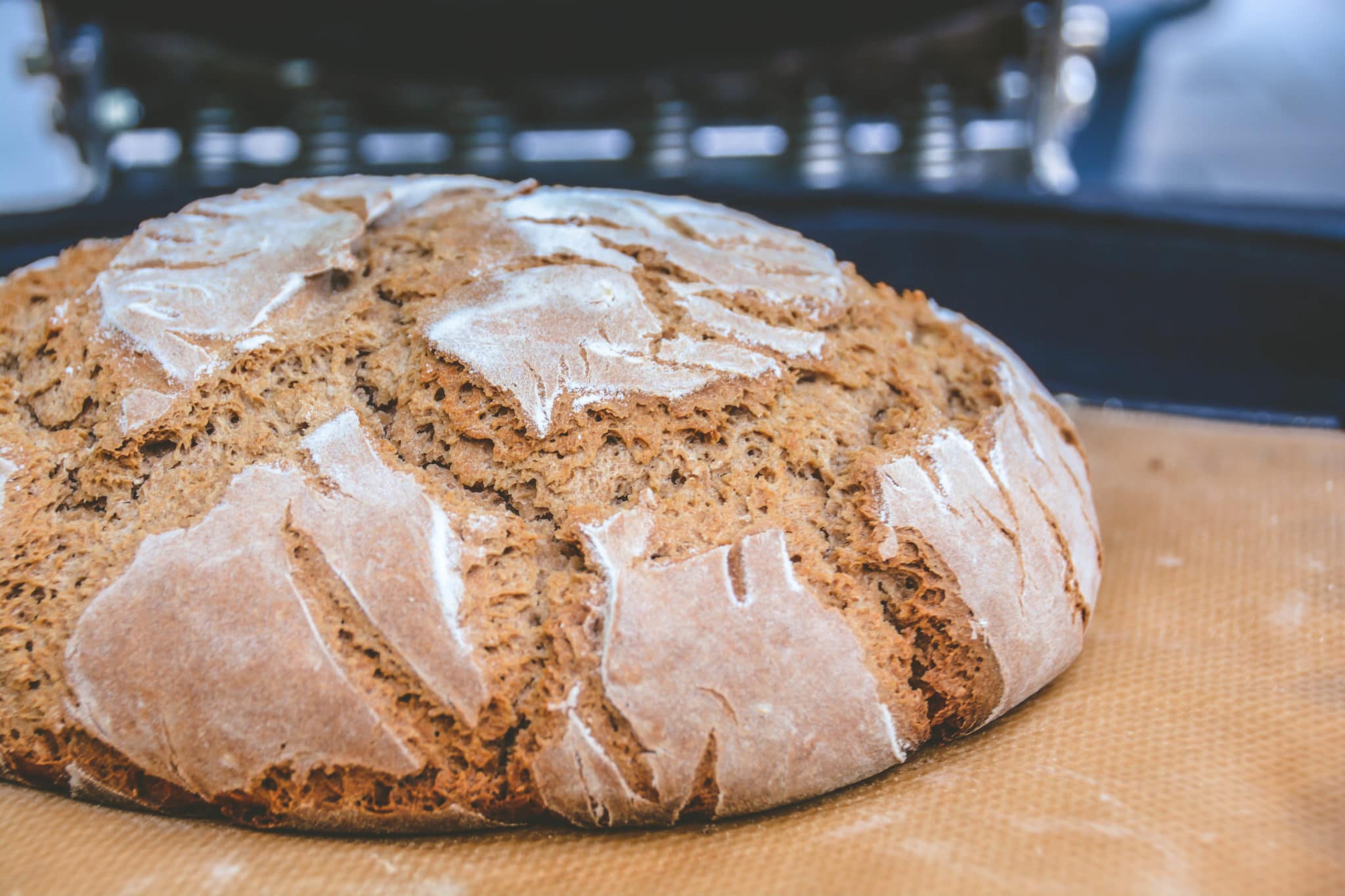 Roggenbrot am Monolith LeChef Keramikgrill gebacken