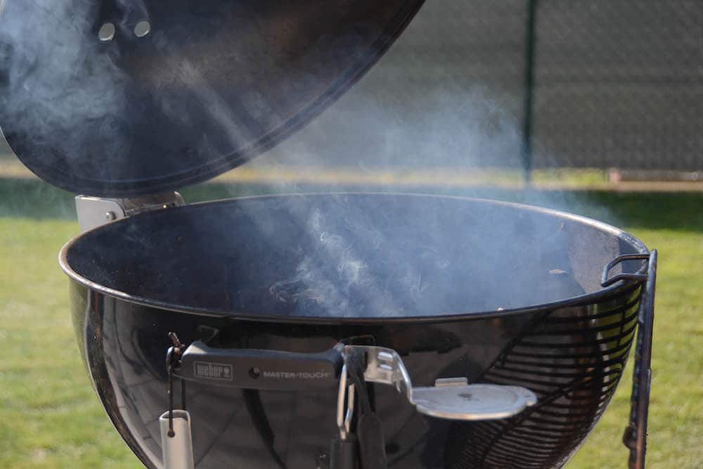 Den Weber Master Touch für die "Smoked Deviled Eggs" die geräucherten Eier oder auch Teufelseier vorbereiten. 